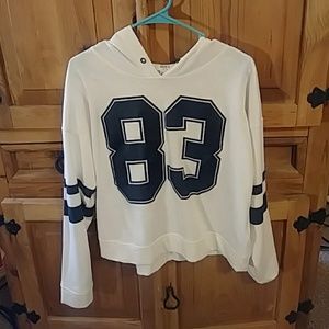 I'm selling a cute jaket it kinda a crop but I wou